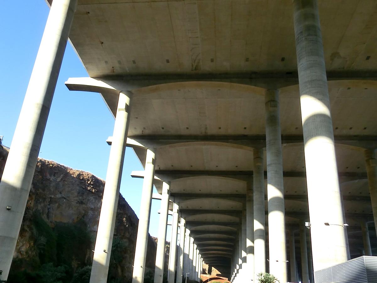 Pont de la piste d'atterissage de l'aéroport de Madère 