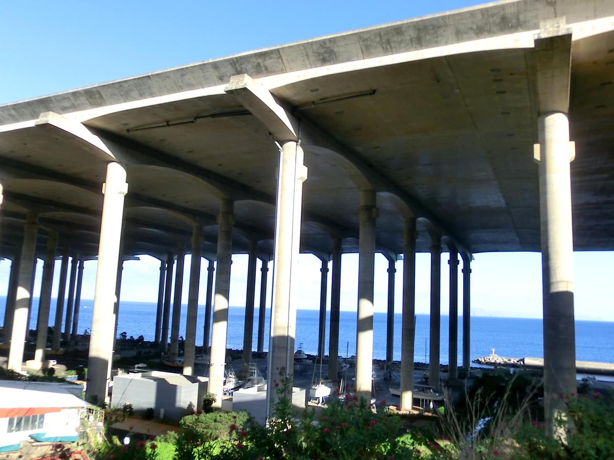 Landebahnbrücke am Flughafen Madeira 