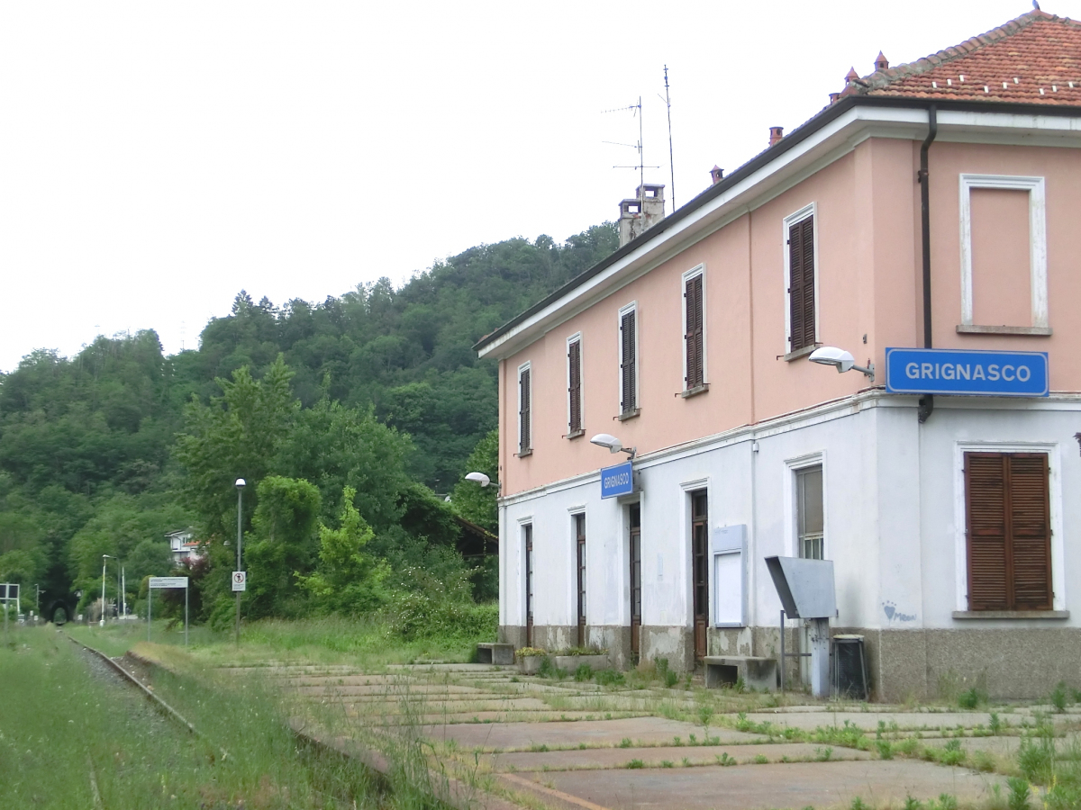 Grignasco Station and, on the left, Grignasco Tunnel southern portal 