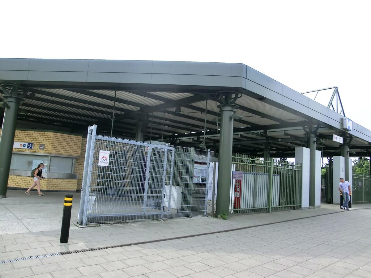 Heysel Metro Station access 