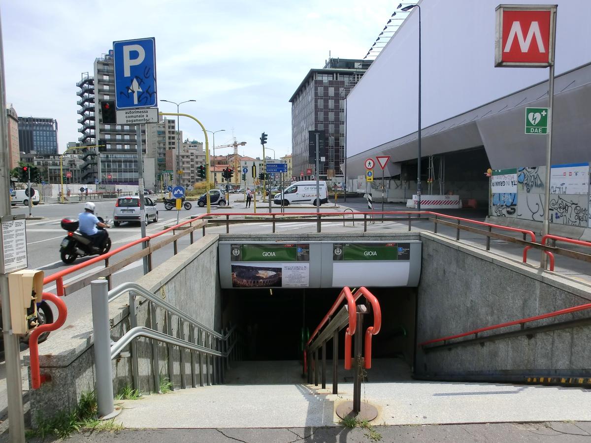 Gioia Metro Station, access 