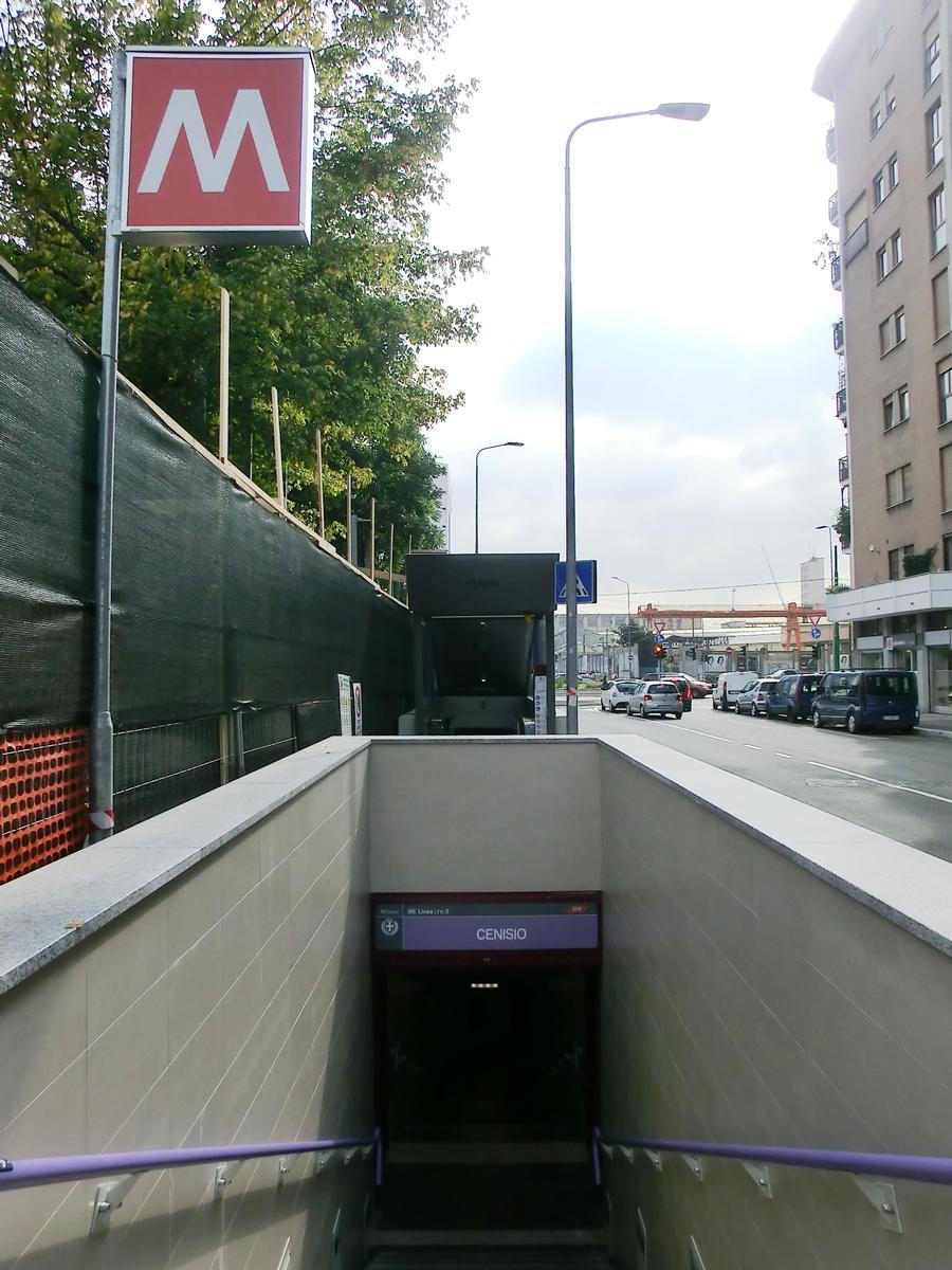Cenisio M5 Metro station - access 