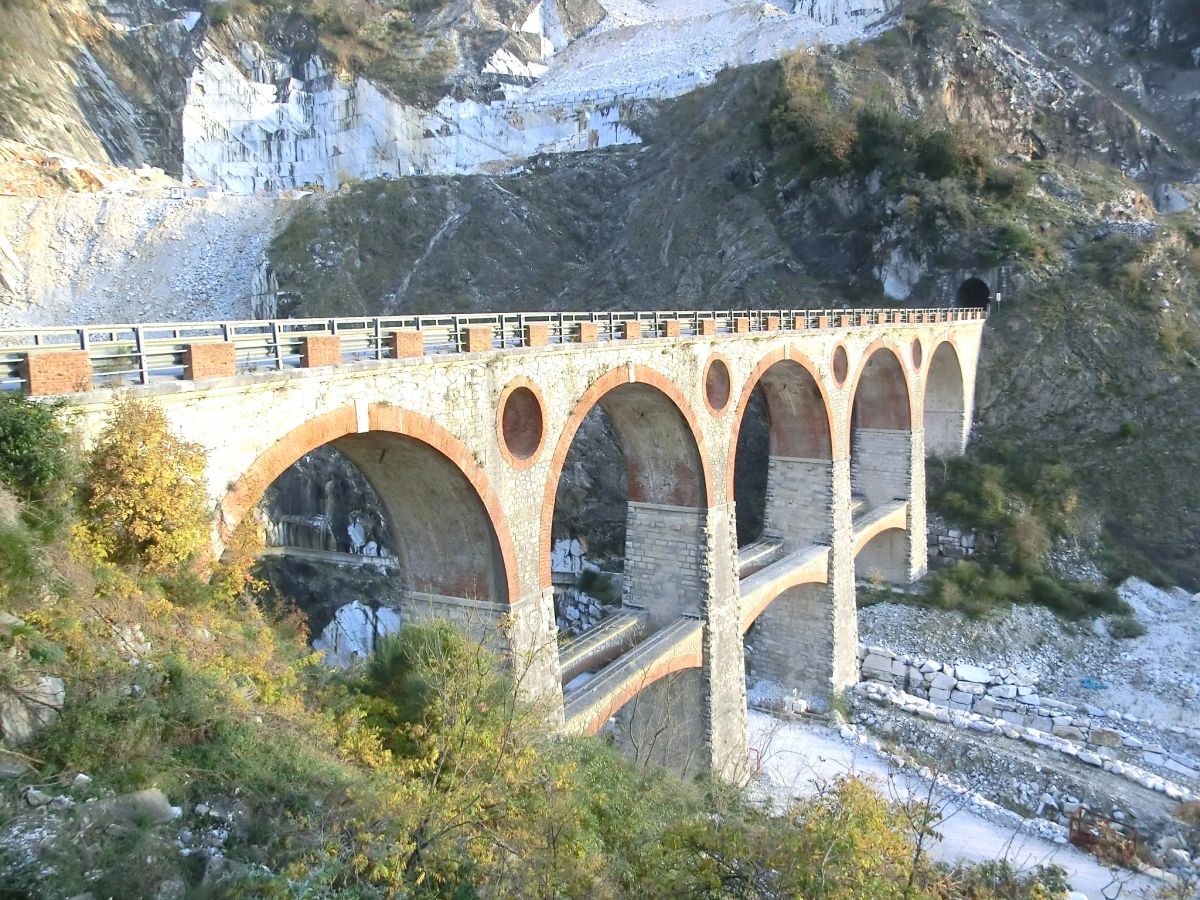 Ponti di Vara, southern bridge. At the end, Vara Tunnel northern portal 