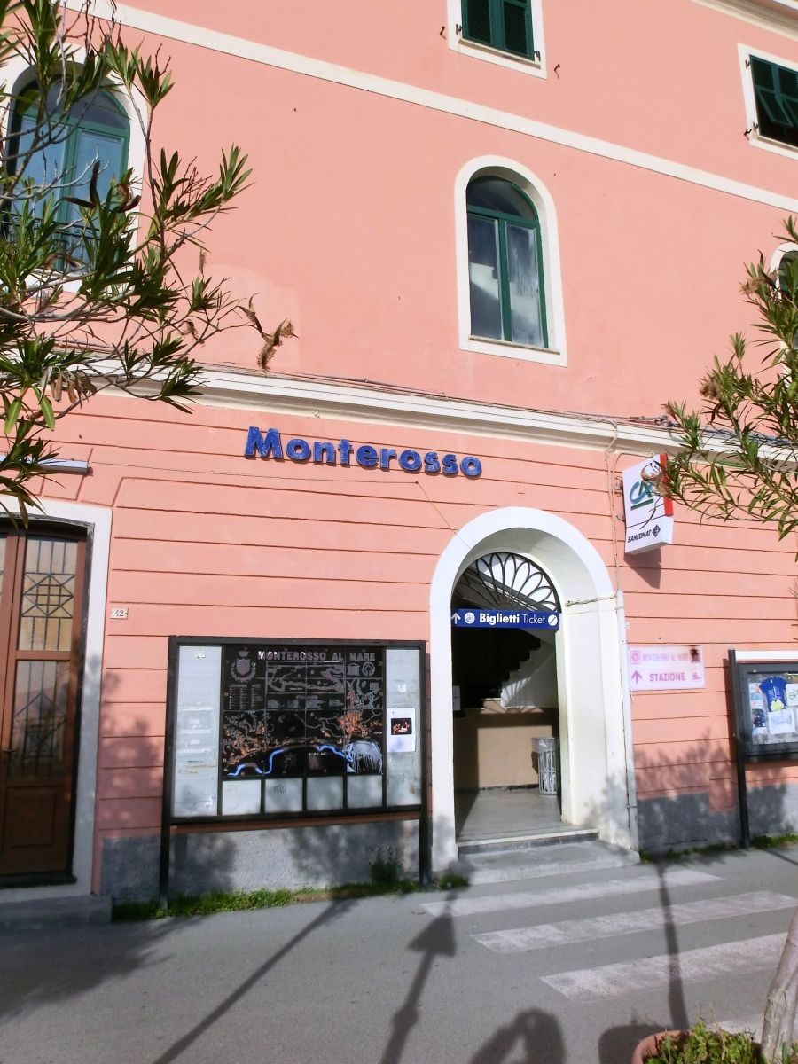 Monterosso Station 