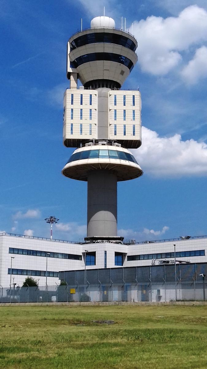 Kontrollturm am Flughafen Mailand-Malpensa 