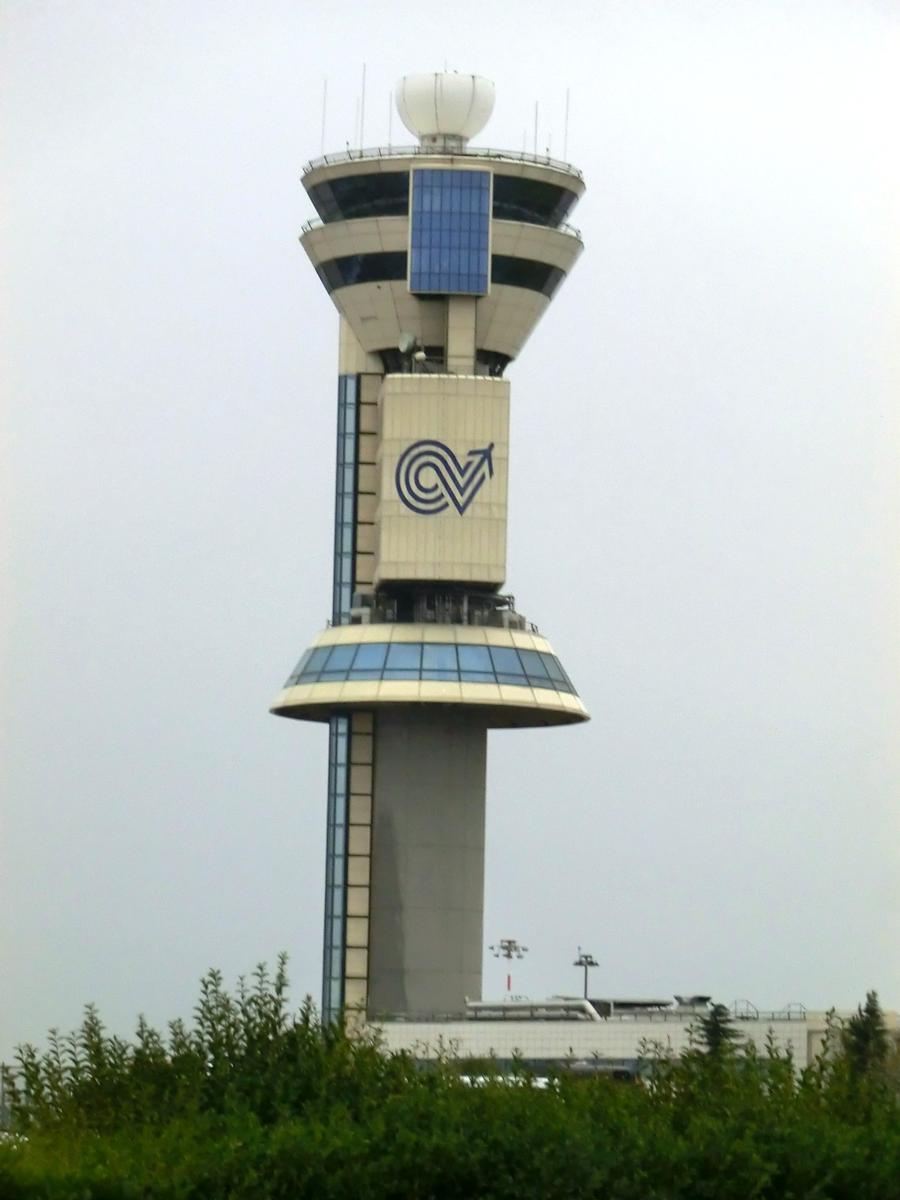 Kontrollturm am Flughafen Mailand-Malpensa 