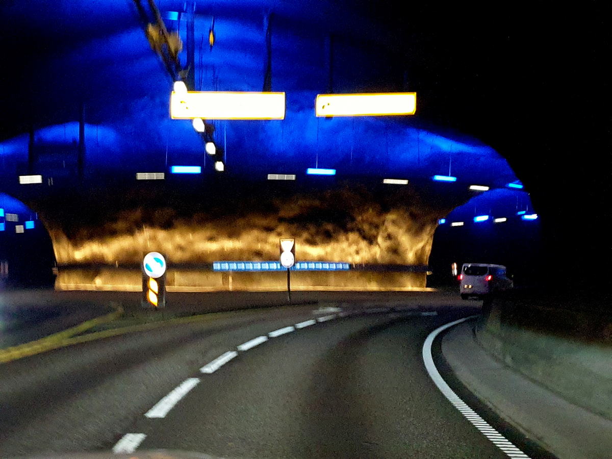 Karmøy Tunnel - roundabout between Karmund, Hellevik and Fordesfjord tunnel branches 