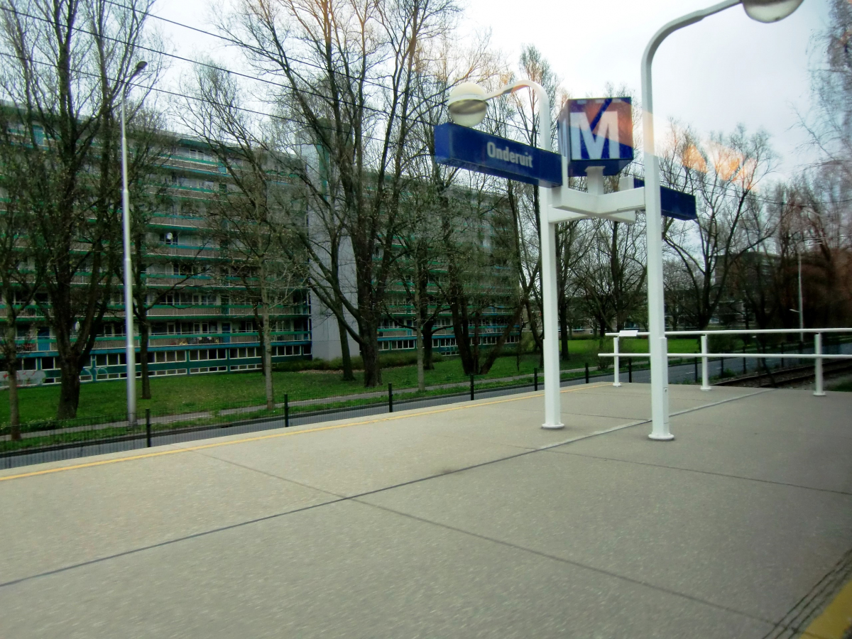 Metrobahnhof Onderuit 