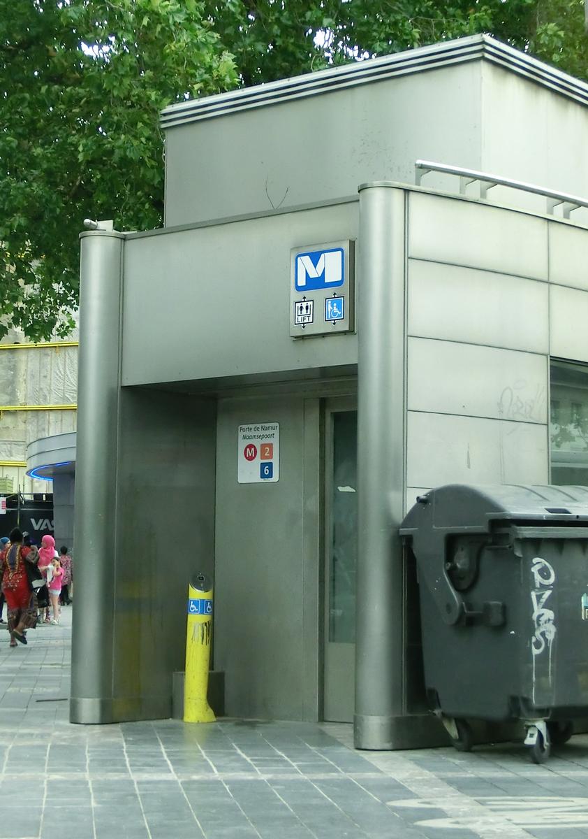 Porte de Namur Metro Station lift 