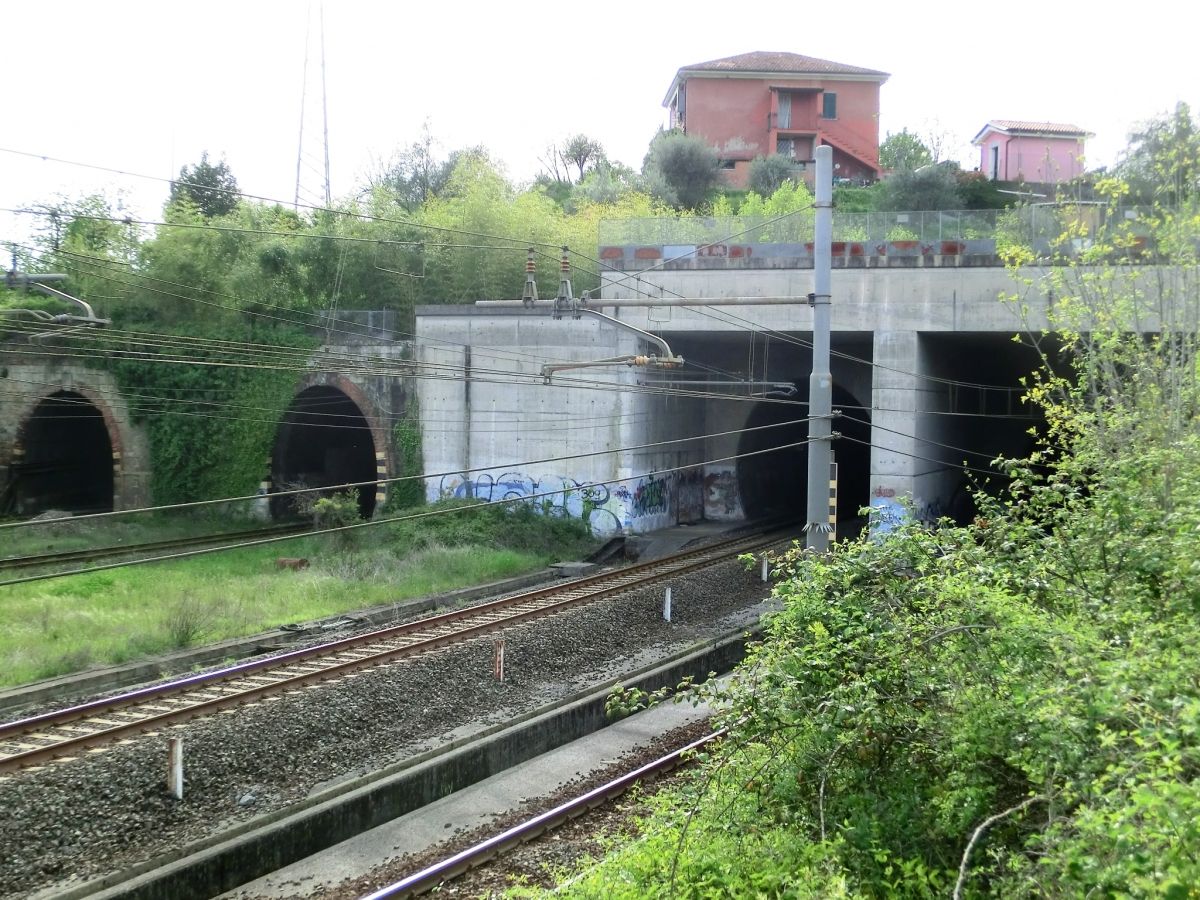 (from left to right) Botto Tunnels, Botto Indipendente Tunnel and Botto Marittima Vezzano Tunnel eastern portals 