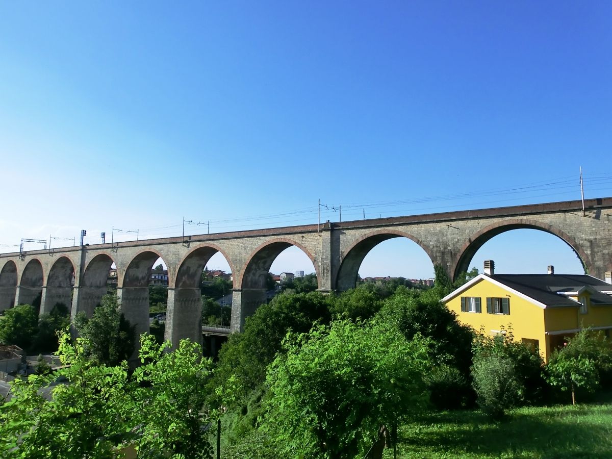 Eisenbahnviadukt über den Ellero 