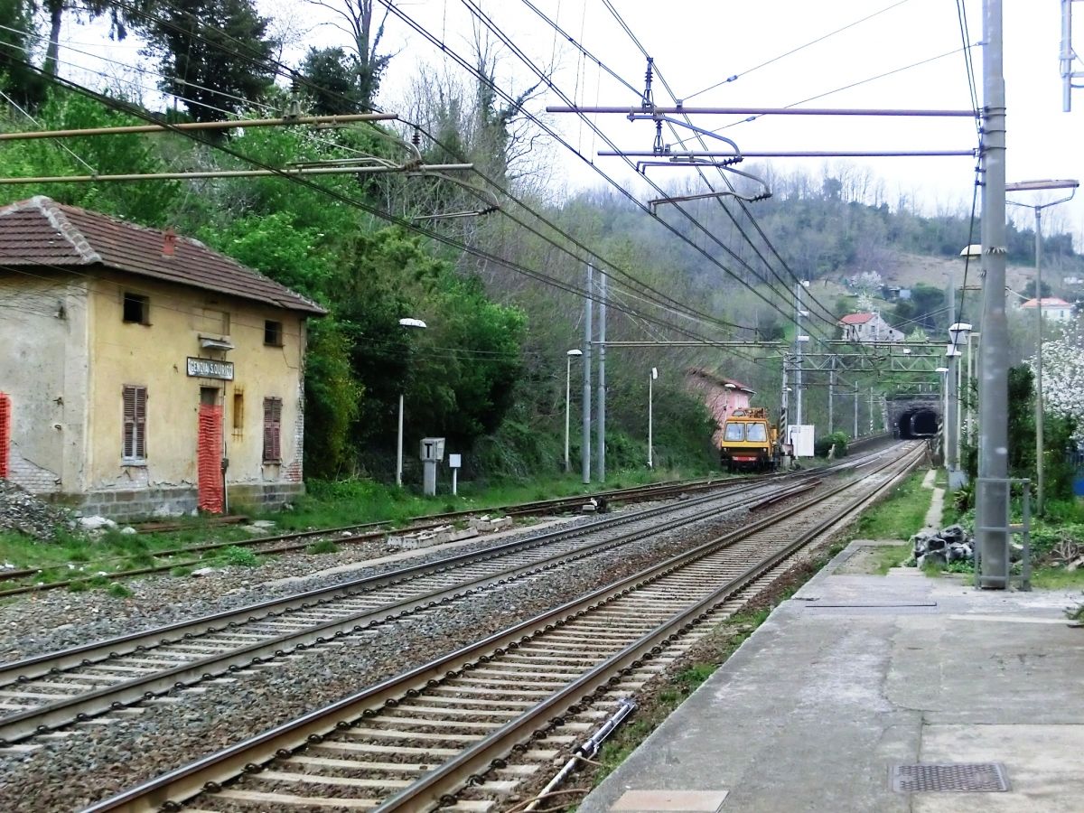 Lauro Tunnel southern portal and, on the left, old Genova San Quirico Station 