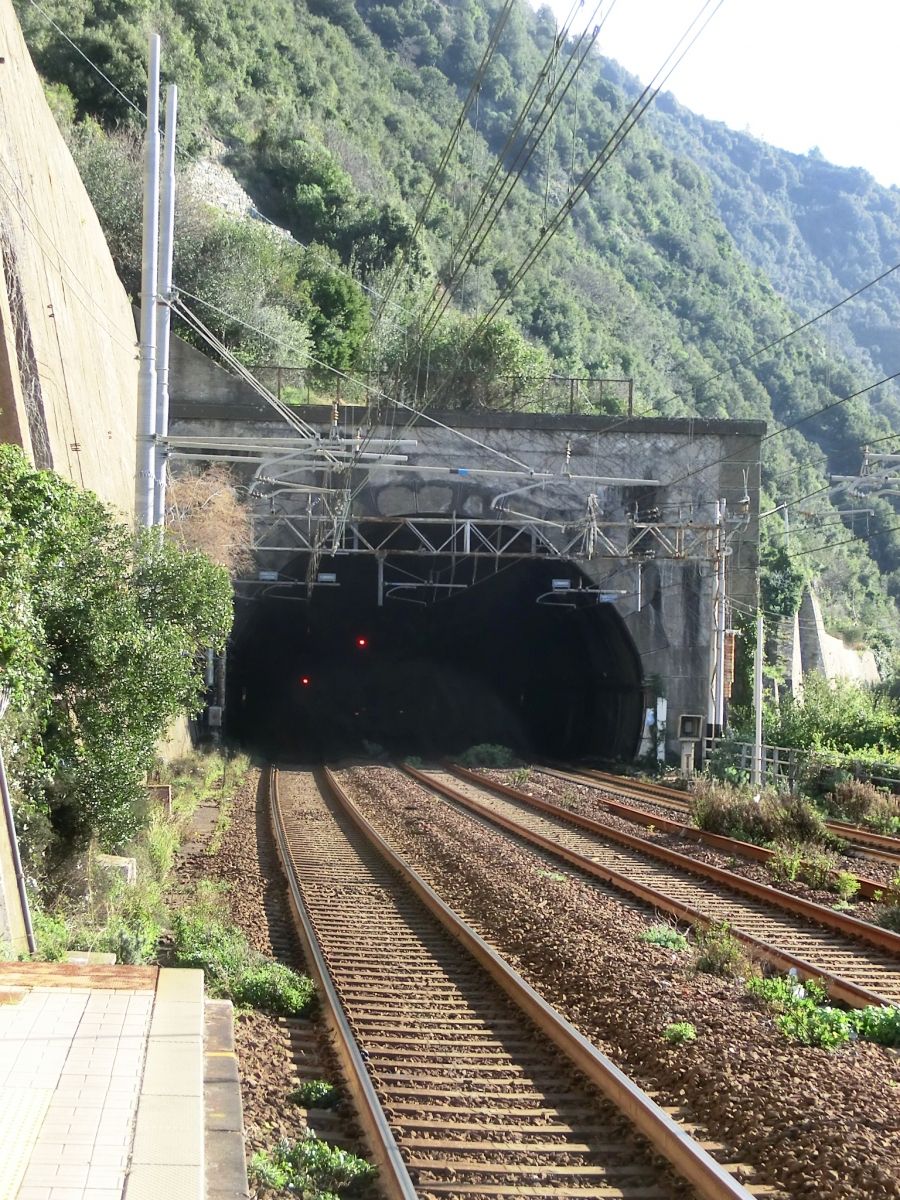 Riomaggiore-Fossola Montenero-Serra-Canneto Tunnel and Manarola Gubbiola Tunnel northern shared portal from Corniglia Station 