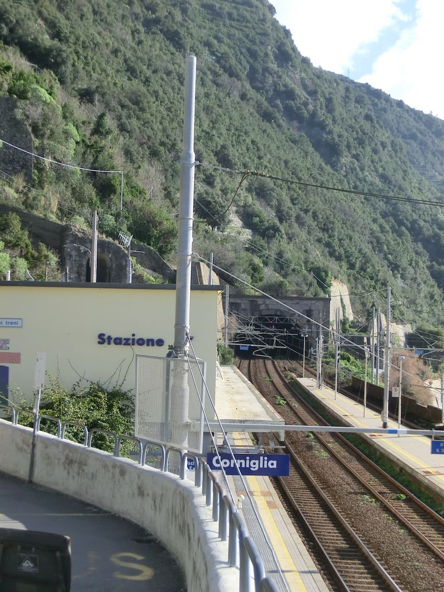 Riomaggiore-Fossola Montenero-Serra-Canneto Tunnel and Manarola Gubbiola Tunnel northern shared portal from Corniglia Station 