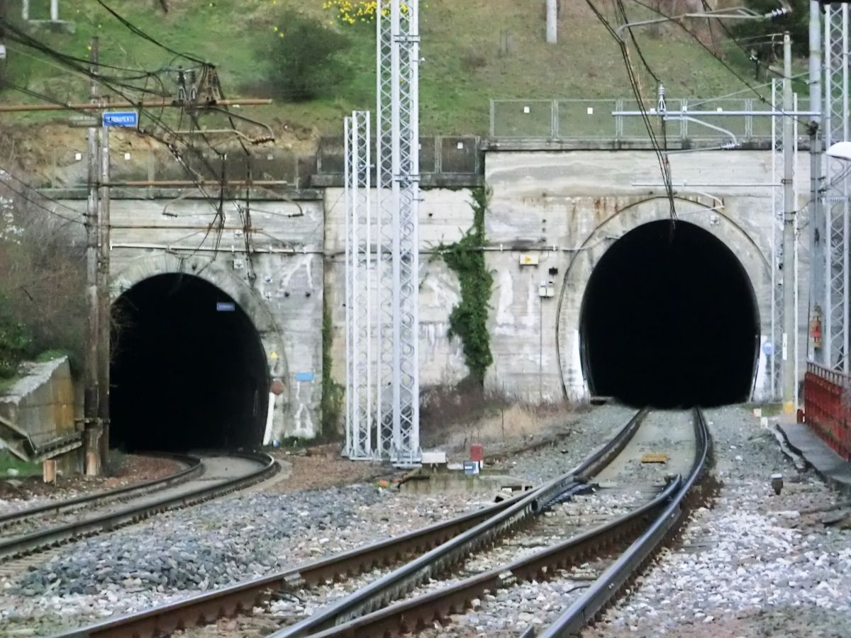 Meana Tunnel (eastbound, on the left) and Tanze Tunnel (westbound) western portals 