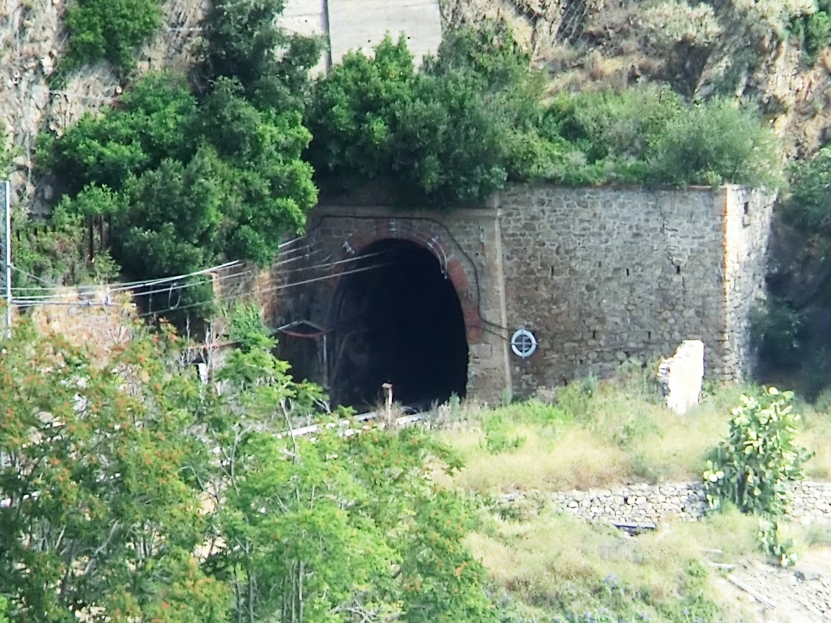 Muro Nero Tunnel (Alassio, 1872) | Structurae