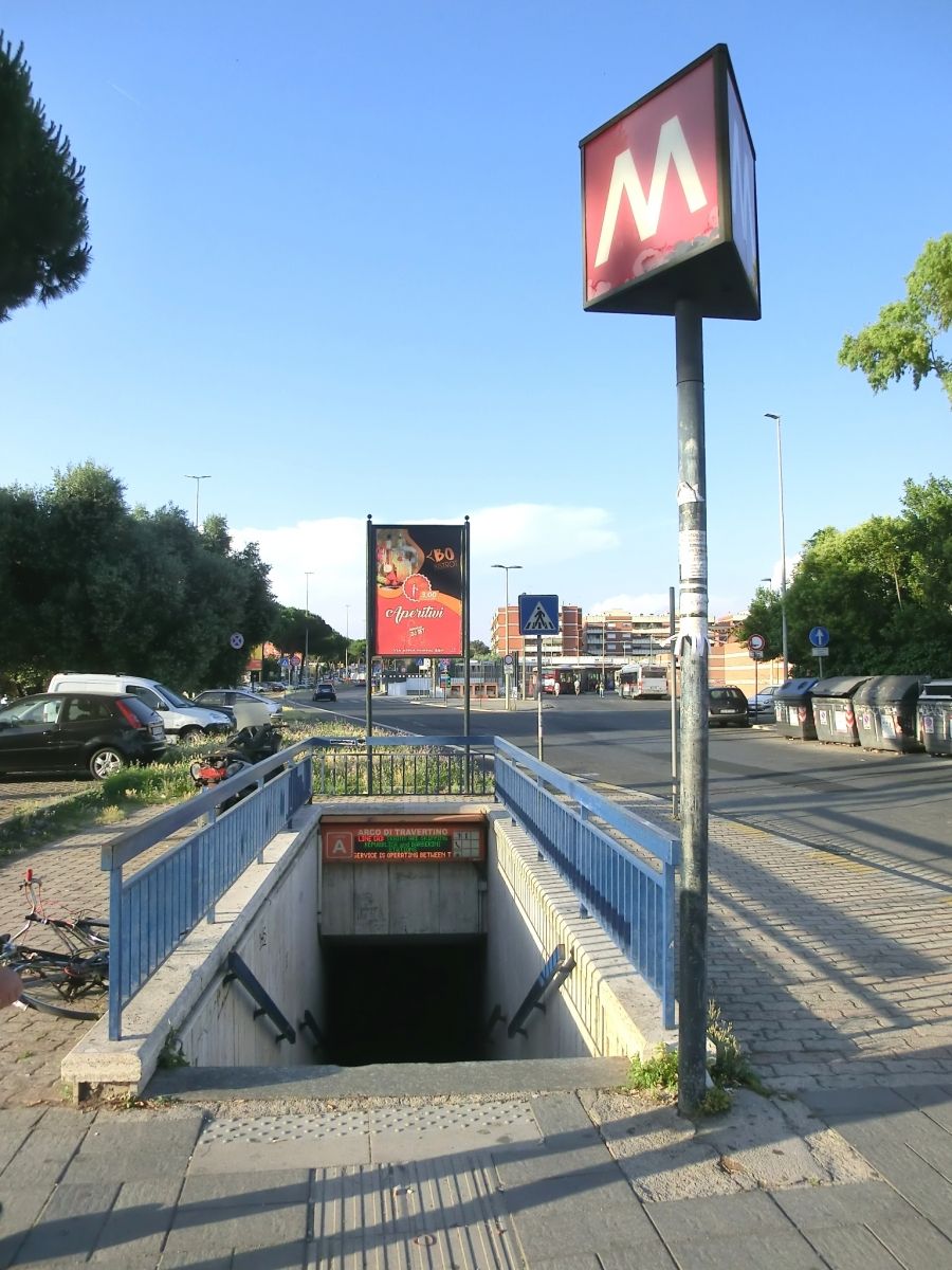 Metrobahnhof Arco di Travertino 