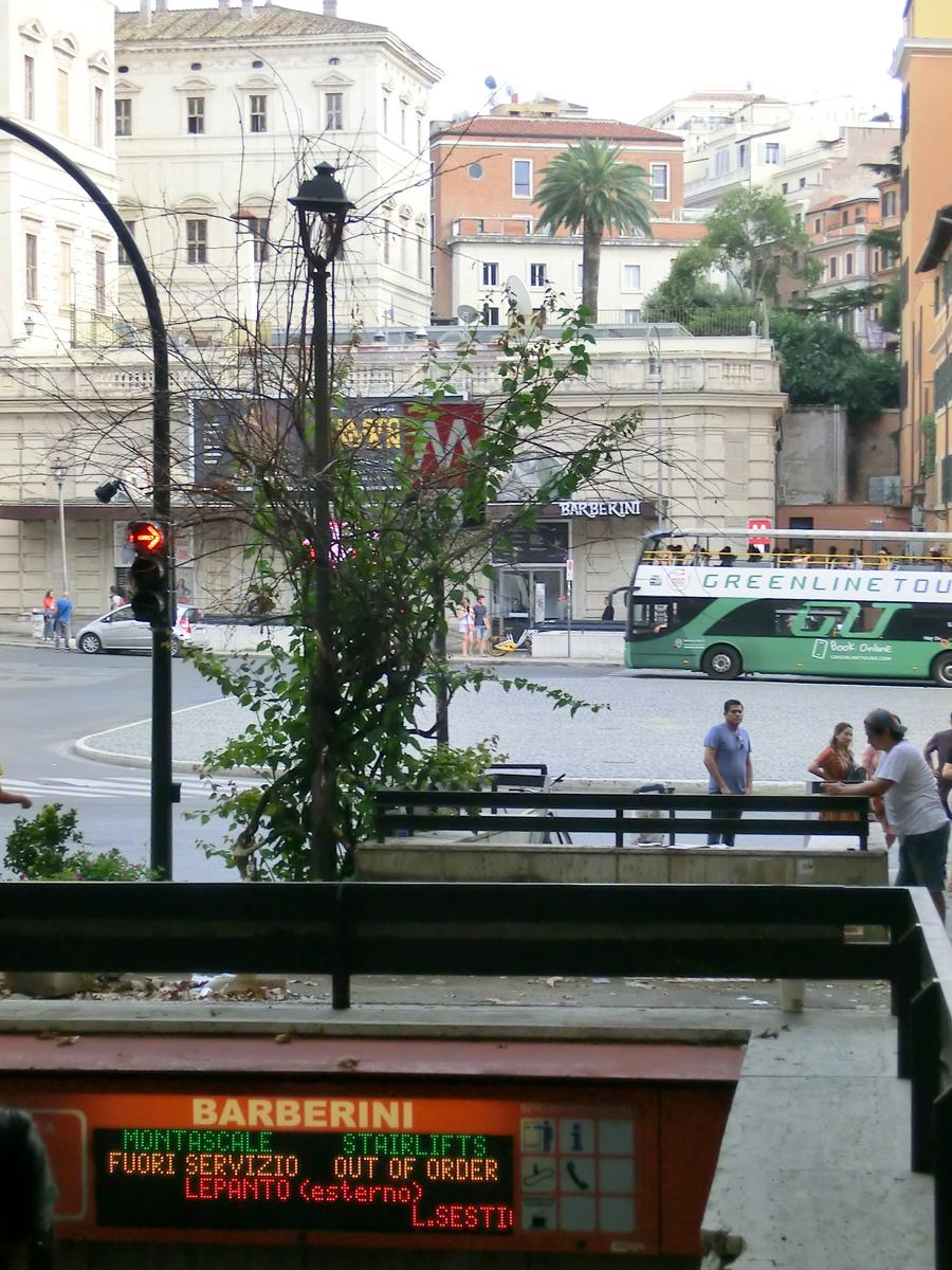 Metrobahnhof Barberini - Fontana di Trevi 