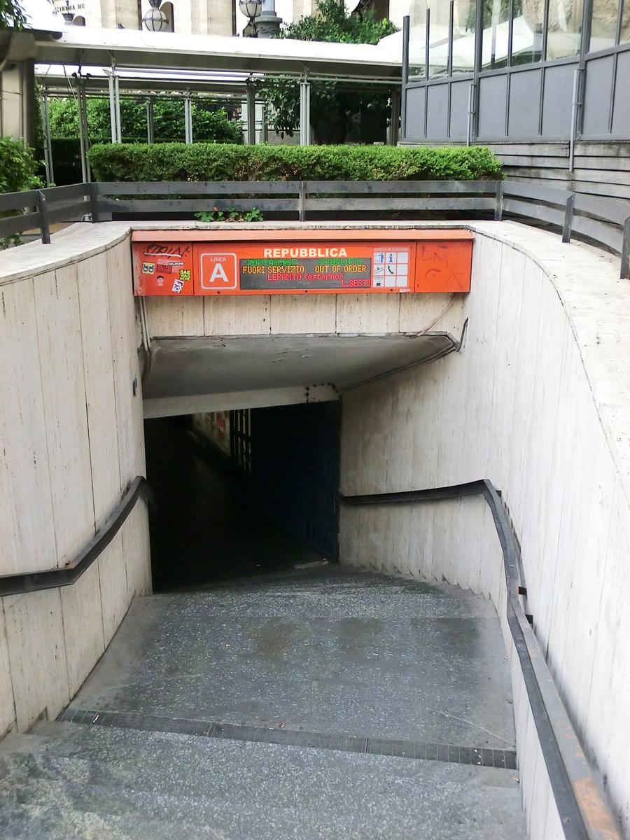 Repubblica - Teatro dell'Opera Metro Station, access 