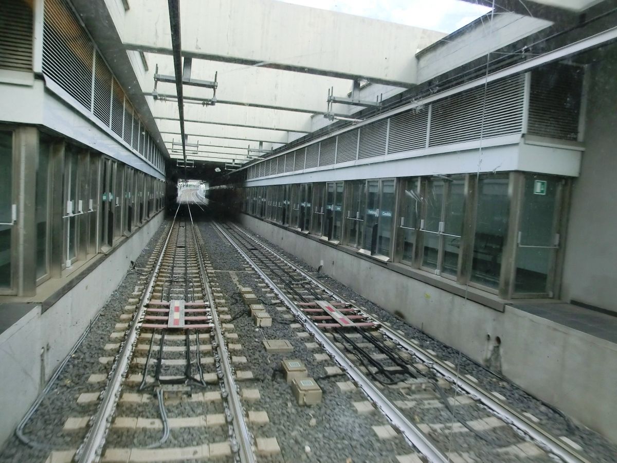 Metrobahnhof Due Leoni-Fontana Candida 