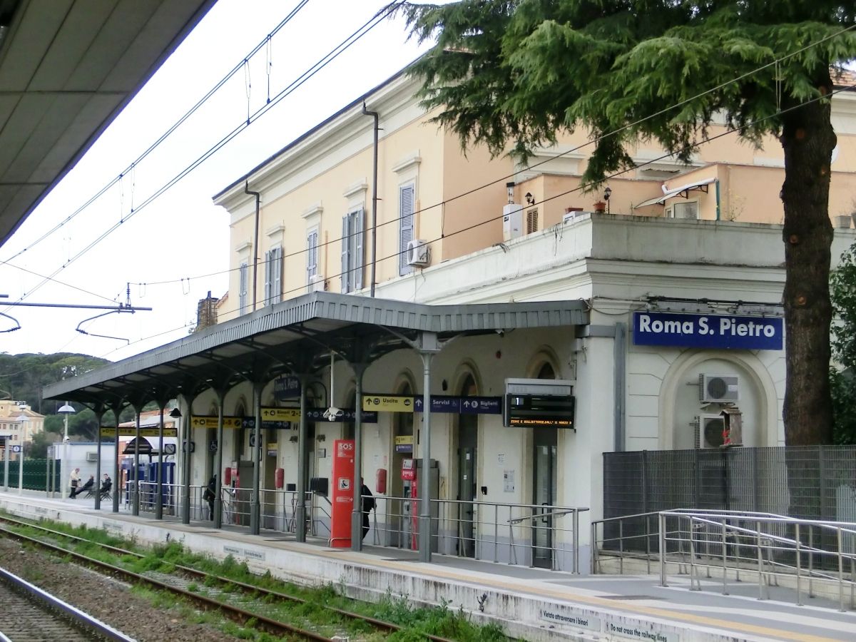 Roma San Pietro Station 
