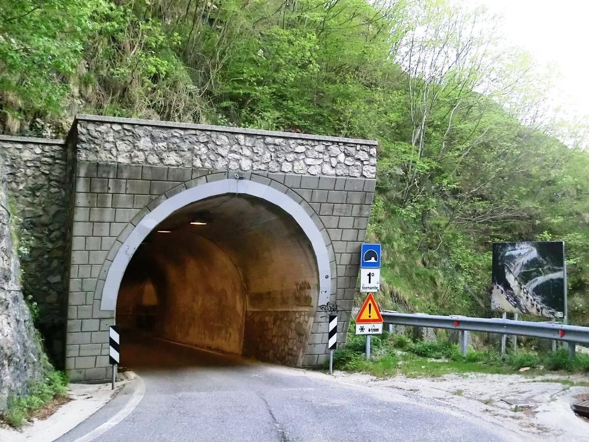 Tunnel der ersten Kehre der Strada die Cento Giorni 