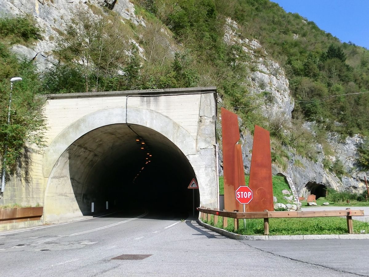 Capanne Tunnel and, on the right, Via Mala di Scalve 1 Tunnel southern portals 