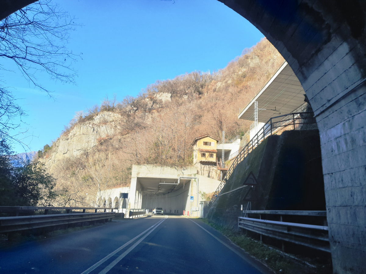 Maccagno Inferiore 2nd Tunnel and, on the right, Maccagno Inferiore Railways Tunnel southern portals 