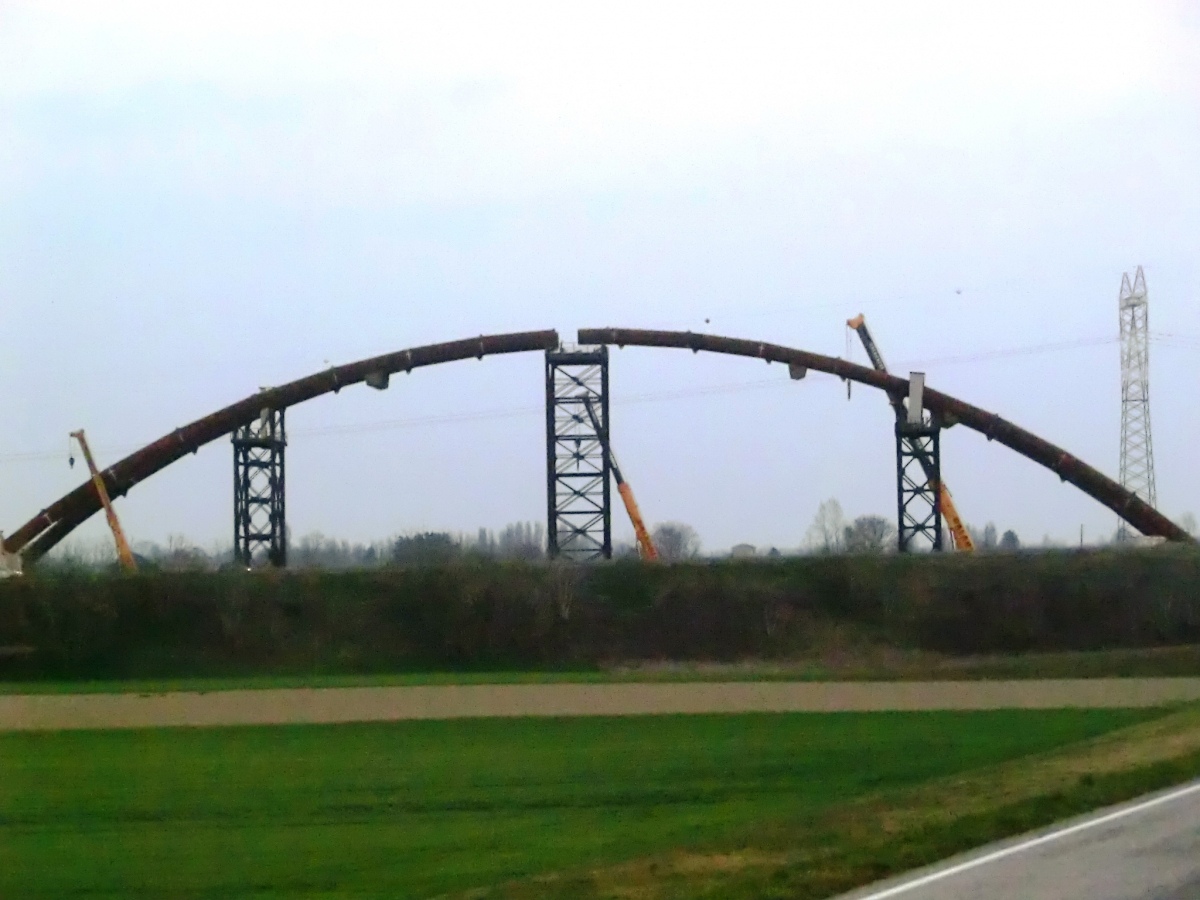 The first cor-ten arch span under construction at Bagnolo San Vito side 