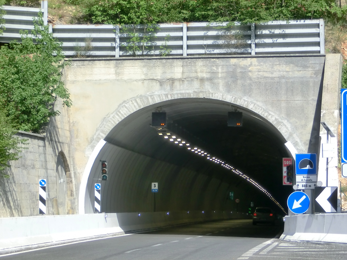 Fossato di Vico Tunnel western portal in one way configuration 