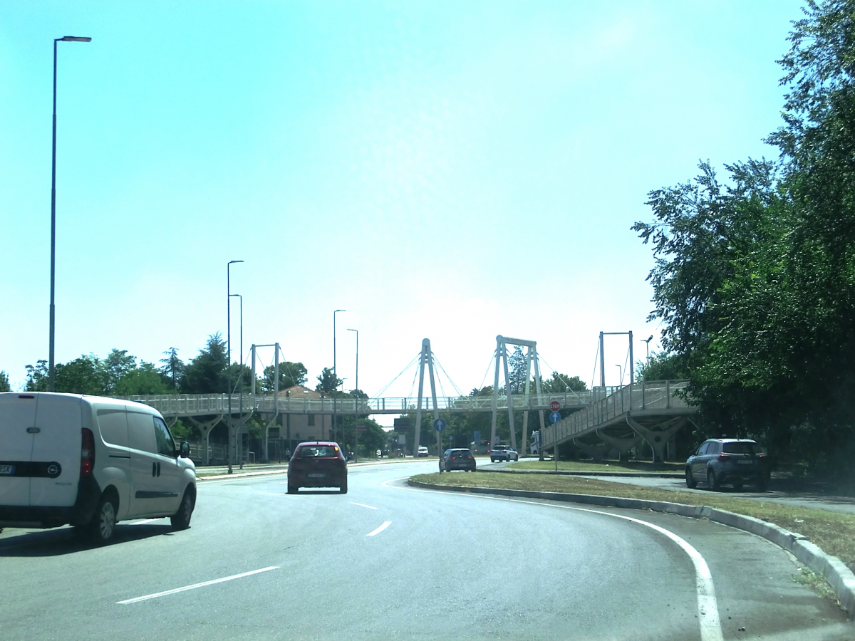 Geh- und Radwegbrücke über die Via Emilia Est 