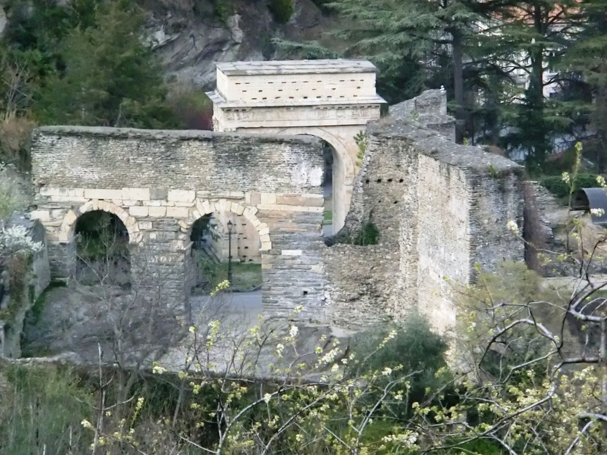 Arch of Augustus (Susa) and roman aqueduct 