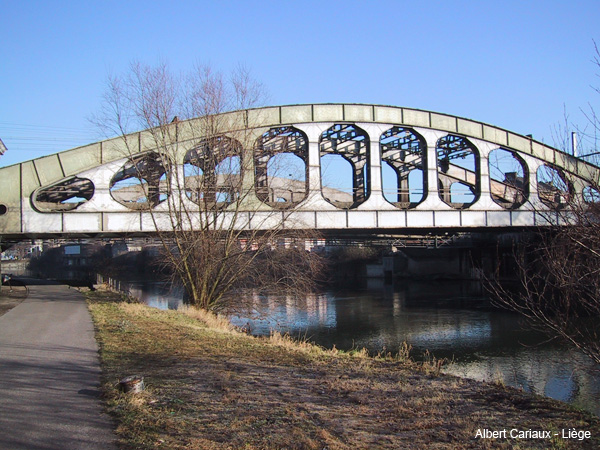 Ourthebrücke in Lüttich, Belgien 