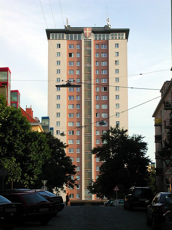 Der Südturm in Wien gilt als erstes Hochhaus der Stadt. Errichtet in den 50iger Jahren des 20 Jhdts mit 53m Höhe 