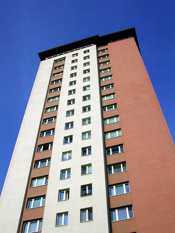 Der Südturm in Wien gilt als erstes Hochhaus der Stadt. Errichtet in den 50iger Jahren des 20 Jhdts mit 53m Höhe 