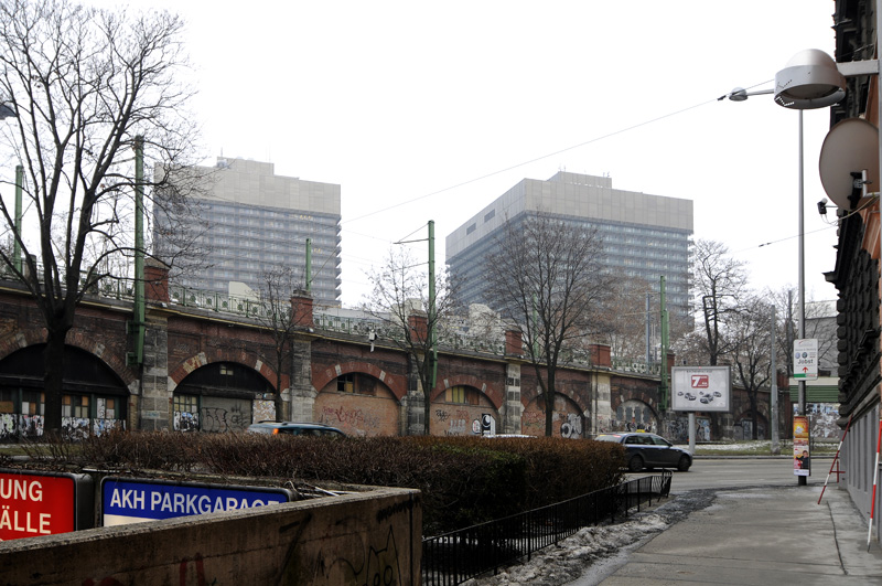 Allgemeines Krankenhaus, im Vordergrund Abfahrt zur Tiefgarage, im Mittelteil Trasse der U-Bahnlinie U6 