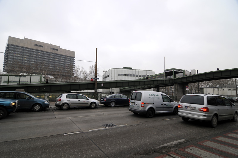 Allgemeines Krankenhaus mit Fußgängerübergang zum U-Bahnhof Michelbeuern 
