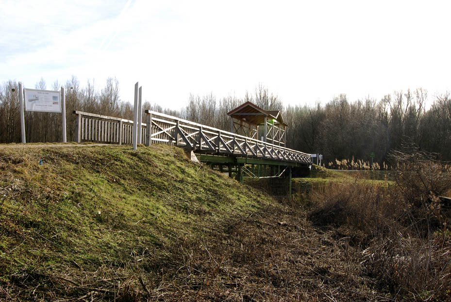 Mediendatei Nr. 102752 Die Brücke von der österreichischen Seite gesehen liegt zur Gänze auf ungarischem Staatsgebiet. zum Besuch des Denkmals darf man ungarisches Staatsgebiet betreten. Die Brücke ist jedoch trotz Schengenabkommen kein offizieller Grenzübergang