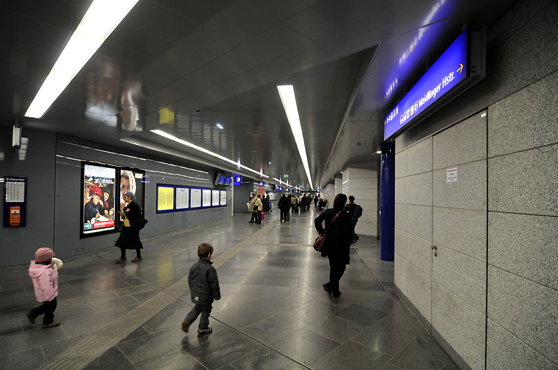 Bahnhof Wien Meidling, die unterirdisch errichtete Bahnhofshalle und Zugang zum U-Bahnhof Philadelphiabrücke der Linie U 6 