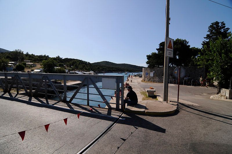 Brücke Cres-Lošinj. Pünktlich um 17:00 wird die Brücke lautlos gedreht und der Kanal für die Schiffahrt freigegeben 