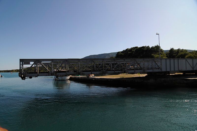 Brücke Cres-Lošinj. Pünktlich um 17:00 wird die Brücke lautlos gedreht und der Kanal für die Schiffahrt freigegeben 
