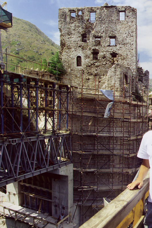 Mostar-Brücke, während des Wiederaufbaues. Im Vordergrund die Behelfsbrücke 