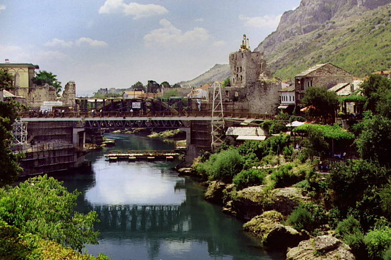 Mostar-Brücke, während des Wiederaufbaues. Im Vordergrund die Behelfsbrücke 