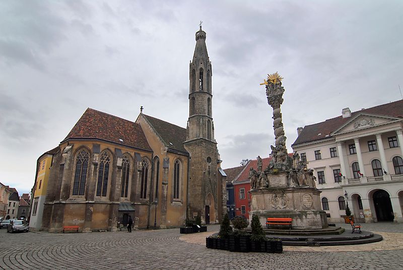 Franziskanerkirche, im Vordergrund die Dreifaltigkeitssäule aus 1701, die als die schönste Ungarns gilt 