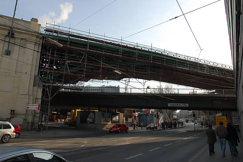Gürtelbrücke unter einer ehemaligen Stadbahnbrücke (Neugestaltung als Fußgänger- Radweg) 