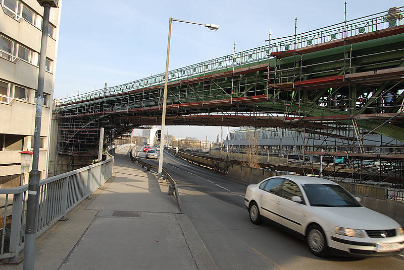 Gürtelbrücke unter einer ehemaligen Stadbahnbrücke (Neugestaltung als Fußgänger- Radweg) 