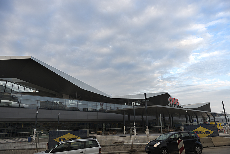 Wien Hauptbahnhof Der Haupteingang Süd wenige Wochen vor der Eröffnung des provisorischen Betreibs 
