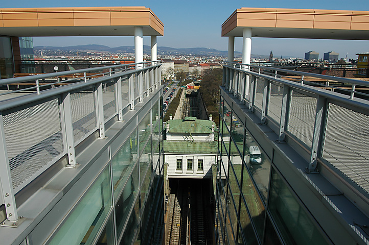 Hauptbibliothek, Wien: Blick von der Terrasse der Bibliothek auf Otto Wagners Stationsgebäude Burggasse Stadthalle und die Trasse der U 6 
