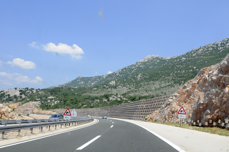 Autobahn A 1 (Kroatien) vom Tunnel Sv. Rok hinunter nach Maslenica 