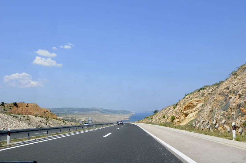 Autobahn A 1 (Kroatien) vom Tunnel Sv. Rok hinunter nach Maslenica 